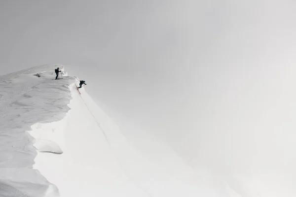 从山脊顶上俯瞰着从分割板上下来的自由战士的美景 滑雪运动在高山上 — 图库照片