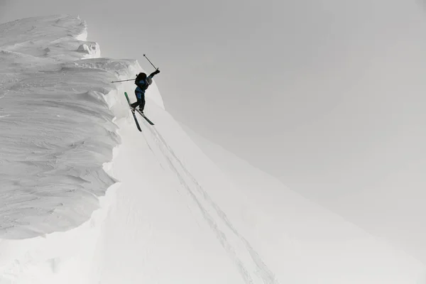 Hombre Divisor Freerider Cabalga Hacia Abajo Desde Cima Cresta Esquí —  Fotos de Stock