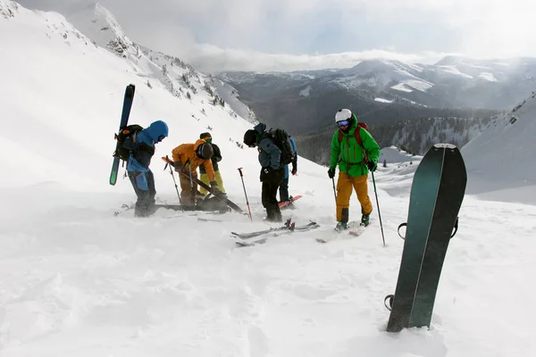 Группа Туристов Высоко Заснеженных Горах Заливают Лыжную Экипировку Сплитбордами Зимние — стоковое фото