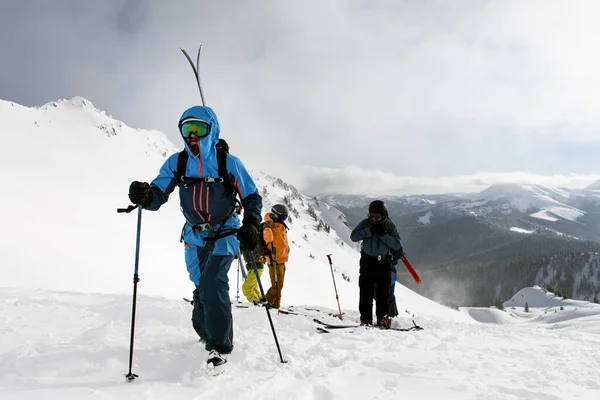 Group Active People Climbing Snowy Hill Mountain Skis Splitboards Sunny — Stock Photo, Image