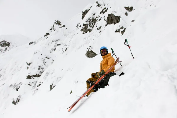 Man Síelő Skitour Berendezések Splitboard Pihen Havas Dombon Síelés Hegyekben — Stock Fotó