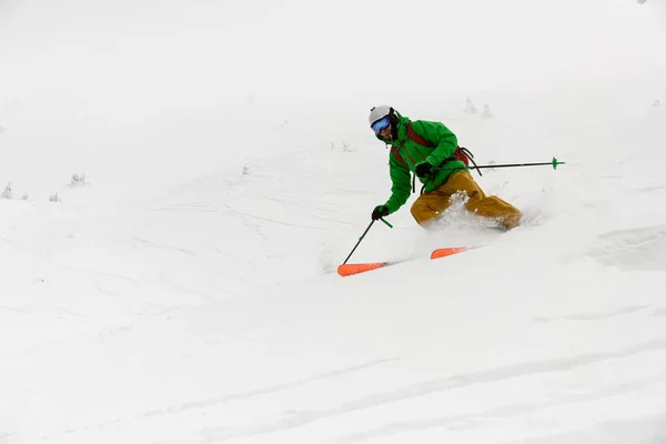 在特写镜头下的现役运动员骑在积雪覆盖的高山上在分割板上 在美丽的冬粉雪地里滑行 — 图库照片