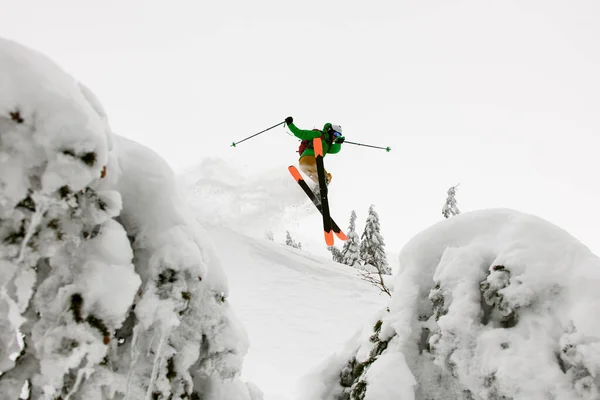 Great View Athlete Skier Bright Jacket Skilfully Jumping Slopes Snow — Stock Photo, Image