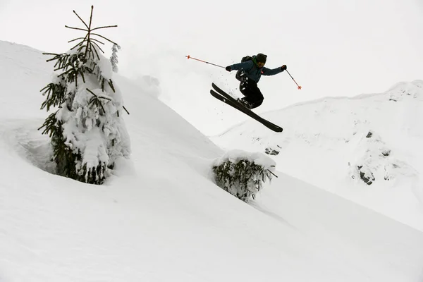 活跃的滑雪者巧妙地跳过雪山斜坡的美丽景色 冰雪和冬日活动 滑雪旅行 — 图库照片