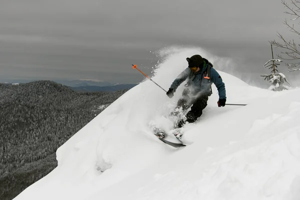 Hombre Activo Cabalga Hacia Abajo Con Salpicaduras Nieve Polvo Montaña — Foto de Stock