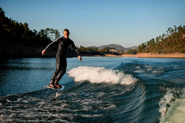 잠수복을 남자가 아름다운 웨이크 보드를 강에서 균형을 — 스톡 사진
