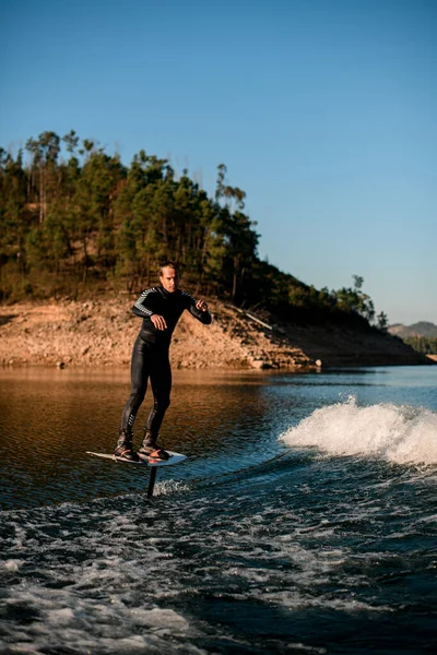 Athletischer Typ Schwarzen Neoprenanzug Fährt Meisterhaft Auf Flusswasser Auf Einem — Stockfoto