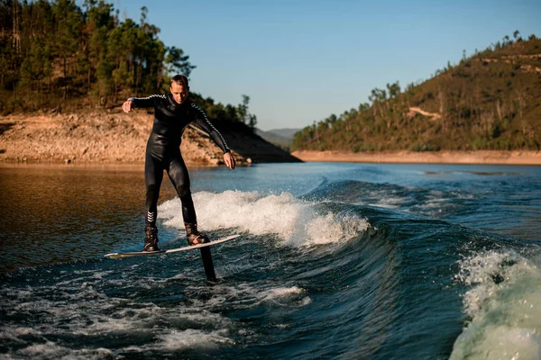 Homem Ativo Terno Mergulho Preto Habilmente Cavalga Água Rio Wakeboard — Fotografia de Stock