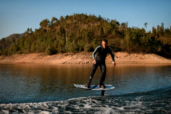 Homem Fato Mergulho Preto Montando Água Rio Wakeboard Folha Belo — Fotografia de Stock