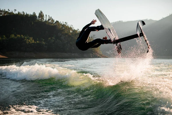 Homem Atlético Energia Faz Acrobacias Extremas Pulando Vira Wakeboard Folha — Fotografia de Stock