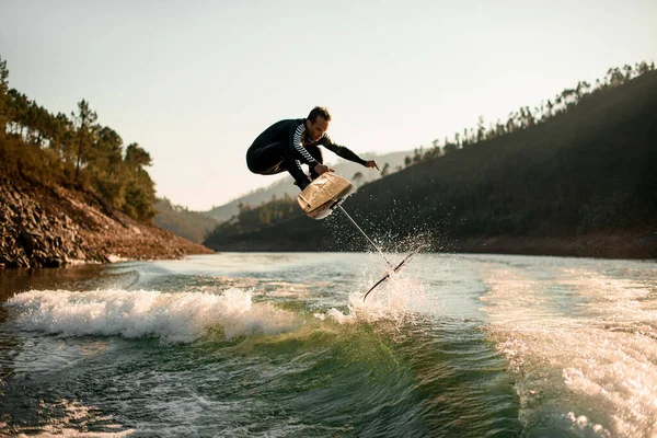 Jeune Homme Actif Combinaison Noire Saute Magistralement Avec Wakeboard Feuille — Photo