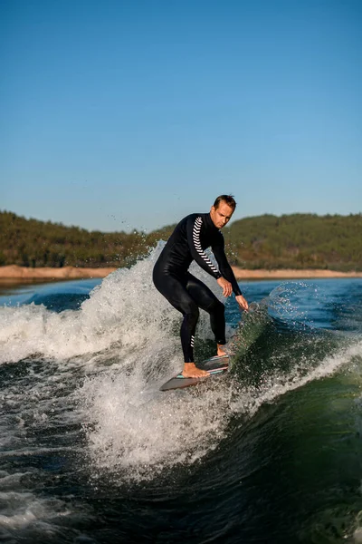 Aktiver Sportler Schwarzen Neoprenanzug Reitet Meisterhaft Mit Wakesurfbrett Auf Plätschernder — Stockfoto