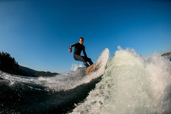 Bela Vista Jovem Terno Preto Está Montando Uma Placa Wakesurf — Fotografia de Stock