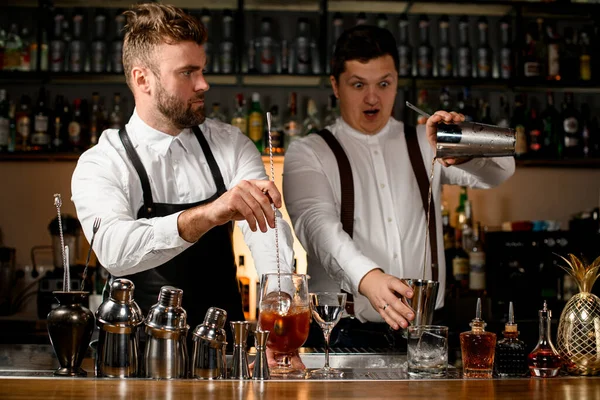 Vista Engraçada Bar Com Diferentes Acessórios Bar Dois Bartenders Profissionais — Fotografia de Stock