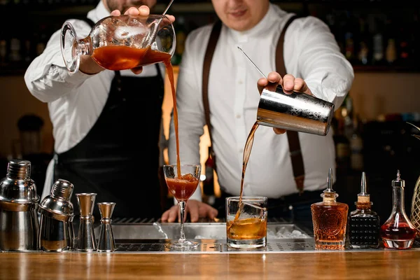 Vista Copo Vinho Copo Que Dois Bartenders Profissionais Estão Derramando — Fotografia de Stock