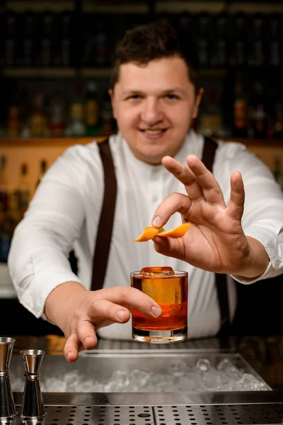 Selektivt Fokus Handen Manlig Bartender Som Håller Transparent Glas Med — Stockfoto