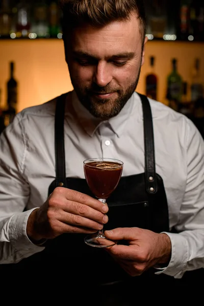 Homem Barman Servindo Delicioso Coquetel Alcoólico Decorado Com Uma Fatia — Fotografia de Stock