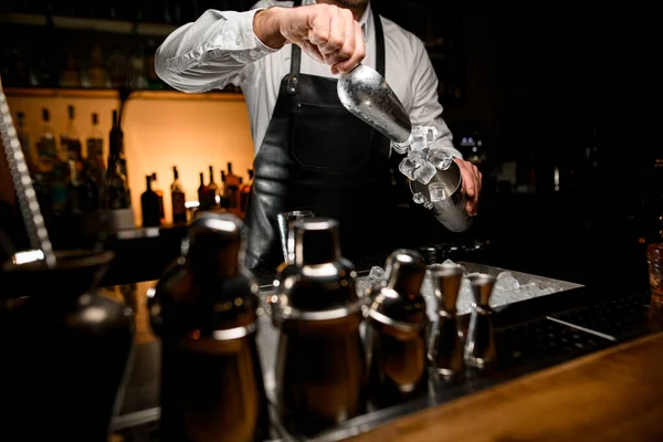 Blick Auf Eiswürfel Die Ein Männlicher Barkeeper Aus Einer Stahllöffel — Stockfoto