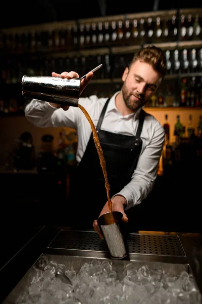 Barman Profesional Vierte Hábilmente Cóctel Una Taza Coctelera Otra Proceso — Foto de Stock