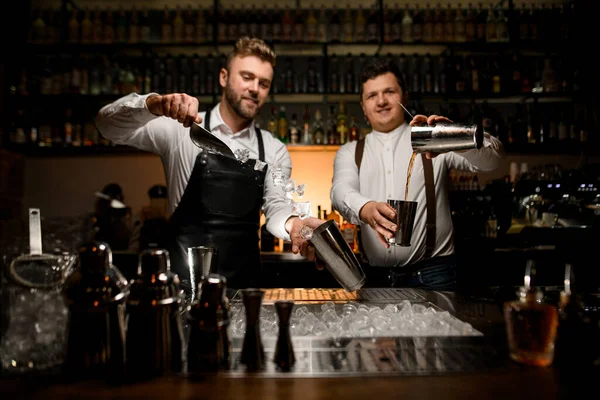 Vista Balcão Bar Com Acessórios Bar Atrás Qual Dois Bartenders — Fotografia de Stock