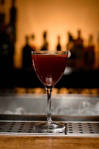 Vista Frontale Ravvicinata Del Bicchiere Vino Con Delizioso Cocktail Alcolico — Foto Stock