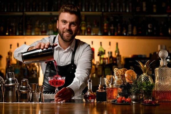 Bar Tezgahında Çeşitli Bar Ekipmanları Şeffaf Bir Kristal Kadehle Barmen — Stok fotoğraf