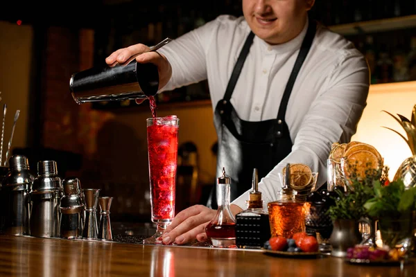 Bar Tezgahında Çeşitli Bar Ekipmanları Şeffaf Bir Bardakla Barmen Bir — Stok fotoğraf