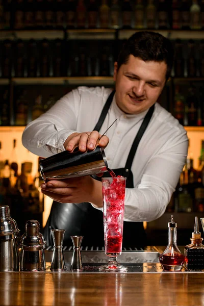 Barman Masculino Derrama Magistralmente Coquetel Uma Xícara Aço Vidro Alto — Fotografia de Stock