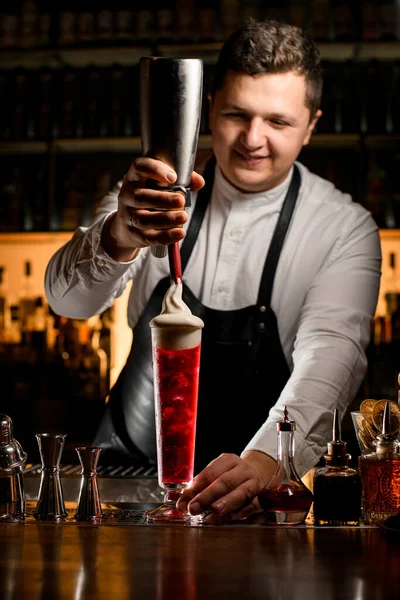 Barman Masculino Decora Ordenadamente Copo Transparente Alto Coquetel Alcoólico Brilhante — Fotografia de Stock