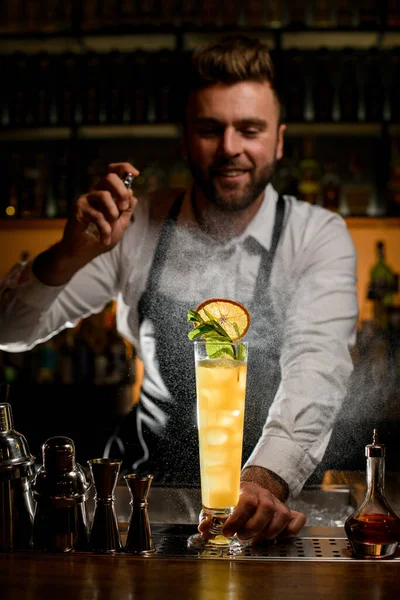 Highball Alcoholic Drink Garnished Greens Slice Fresh Orange Bar Counter — Stock Photo, Image