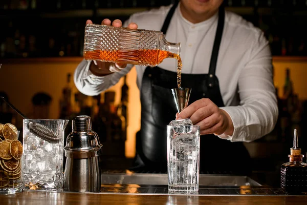 Vista Cerca Mano Del Camarero Masculino Sosteniendo Botella Cristal Vierte — Foto de Stock