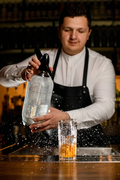 Barman Barman Ține Sifon Mâini Stropește Pahar Cocktail Rece Tejgheaua — Fotografie, imagine de stoc