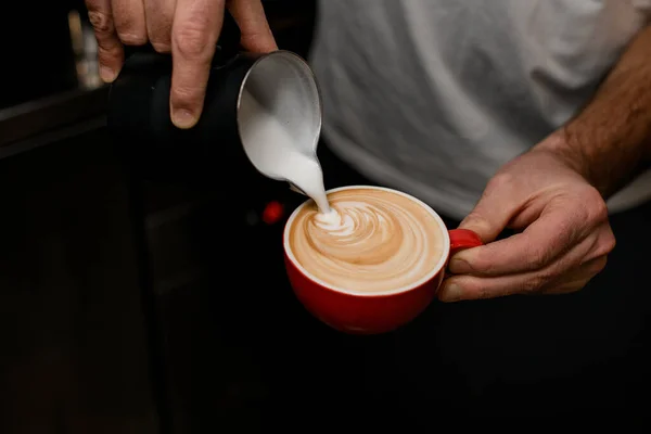 Çelik Bir Sürahiden Erkek Elinde Bir Fincan Kahveye Çırpılmış Krema — Stok fotoğraf