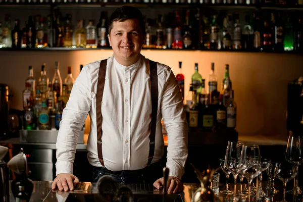 Jovem Sorridente Barman Masculino Uma Camisa Branca Fica Balcão Bar — Fotografia de Stock