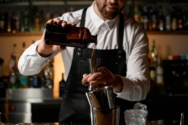 Vista Perto Barman Masculino Mãos Segurando Garrafa Derrama Bebida Jigger — Fotografia de Stock