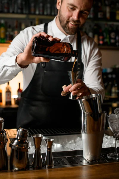 Barmen Ellerinin Şişeyi Tutuşu Içeceği Çelik Jigger Dökmesi Bulanık Arkaplan — Stok fotoğraf