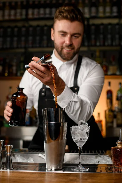 Piękny Widok Kubki Shaker Stali Liczniki Bar Którym Człowiek Barman — Zdjęcie stockowe