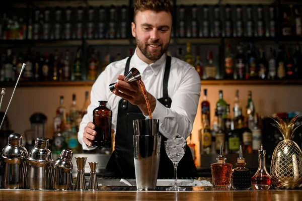 Barın Tezgahında Çeşitli Içecekler Şişeler Var Erkek Barmen Nazikçe Jigger — Stok fotoğraf
