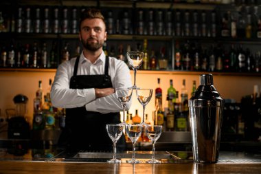 Kulenin boş şampanya bardakları ve tezgahtaki büyük titreşimlerden yapılmış harika manzarası. Arka planda erkek barmen