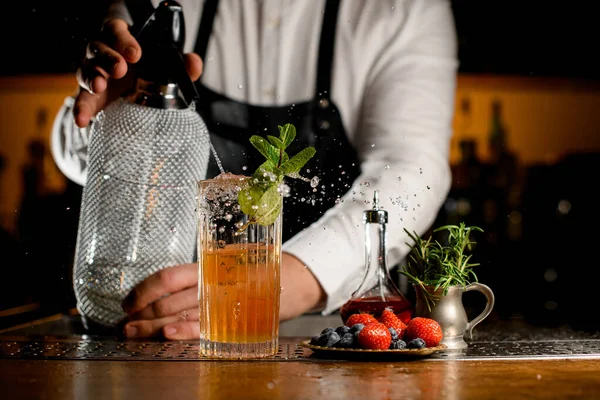 Detailní Pohled Průhledné Sklo Čerstvostí Stříkající Koktejl Kterém Barman Přidává — Stock fotografie