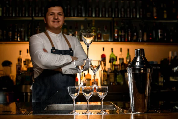 Vacker Utsikt Över Tornet Gjord Tomma Champagneglas Och Stor Shaker — Stockfoto