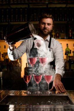 Barmenin kovadan sigara içtiği bardaktan yapılmış muhteşem bir kule manzarası.