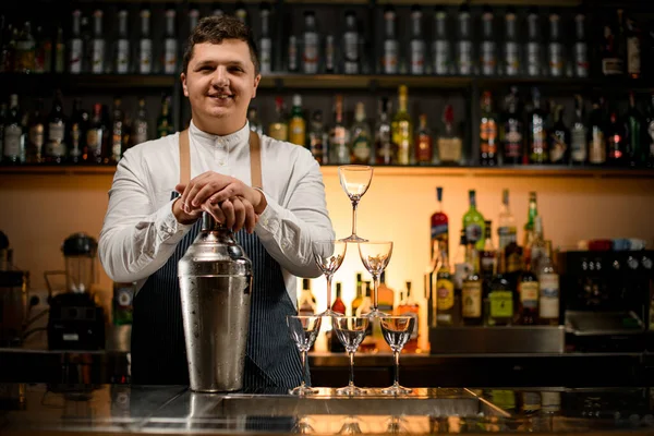 Jovem Sorridente Homem Barman Detém Grande Agitador Aço Com Mãos — Fotografia de Stock