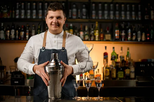 Jovem Sorridente Barman Masculino Detém Grande Agitador Aço Com Mãos — Fotografia de Stock