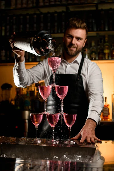 Över Tornet Gjord Glas Som Bartendern Försiktigt Häller God Cocktail — Stockfoto