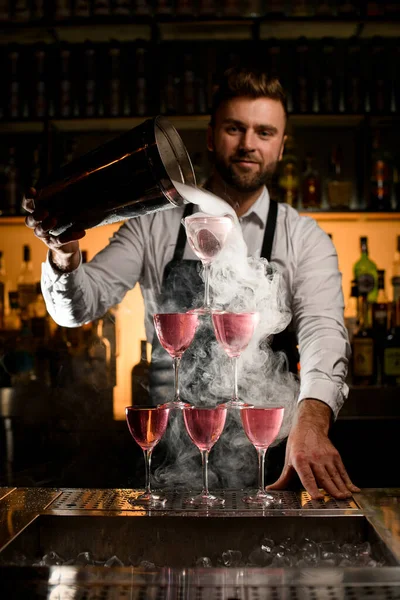 Barmenin kovadan sigara içtiği bardaktan yapılmış muhteşem bir kule manzarası.