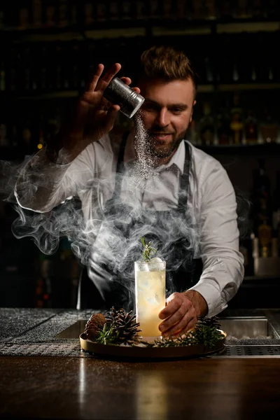 Barman Masculino Profesional Decora Con Azúcar Polvo Vaso Con Coctel — Foto de Stock