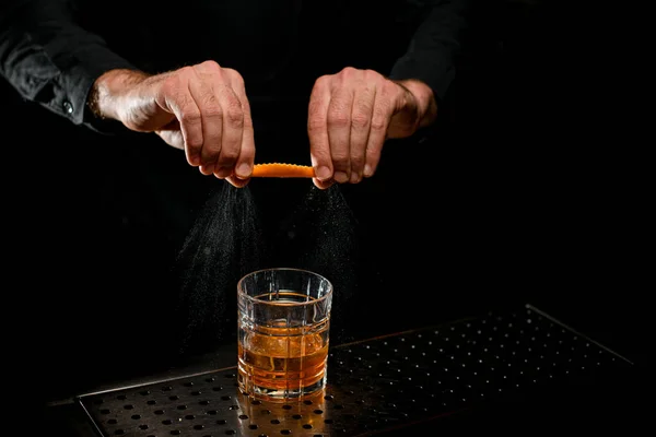 Mãos Barman Masculino Magistralmente Espirrando Suco Casca Laranja Coquetel Forte — Fotografia de Stock