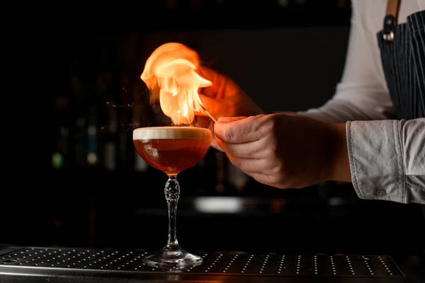 Bartenderns Händer Tänder Eld Glas Med Sur Alkoholhaltig Cocktail Stålstångsdisken — Stockfoto