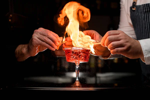 Primo Piano Calice Cristallo Con Delizioso Cocktail Alcolico Rosso Che — Foto Stock